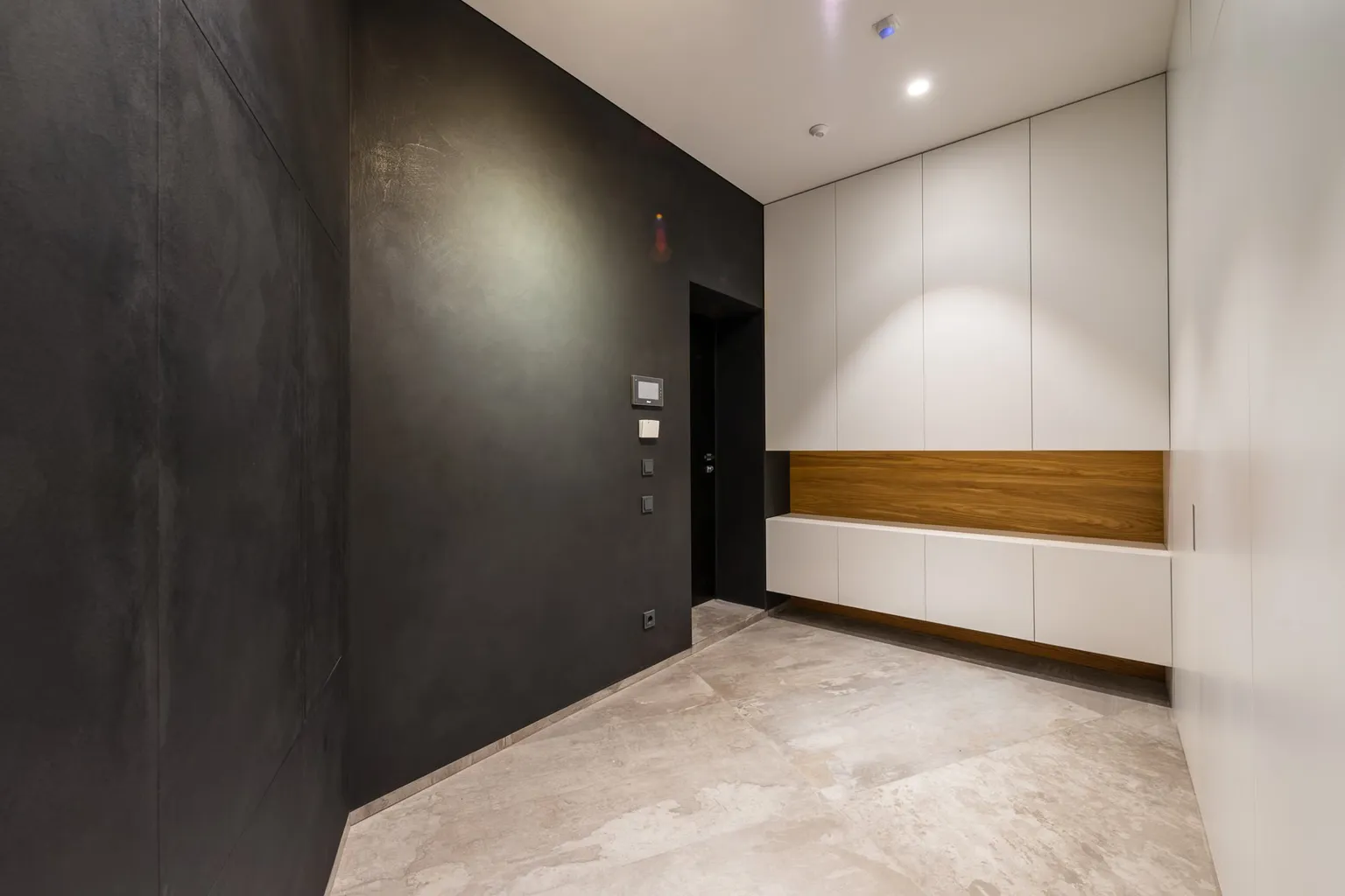 Béton ciré ou carrelage au salon : le verdict par critères