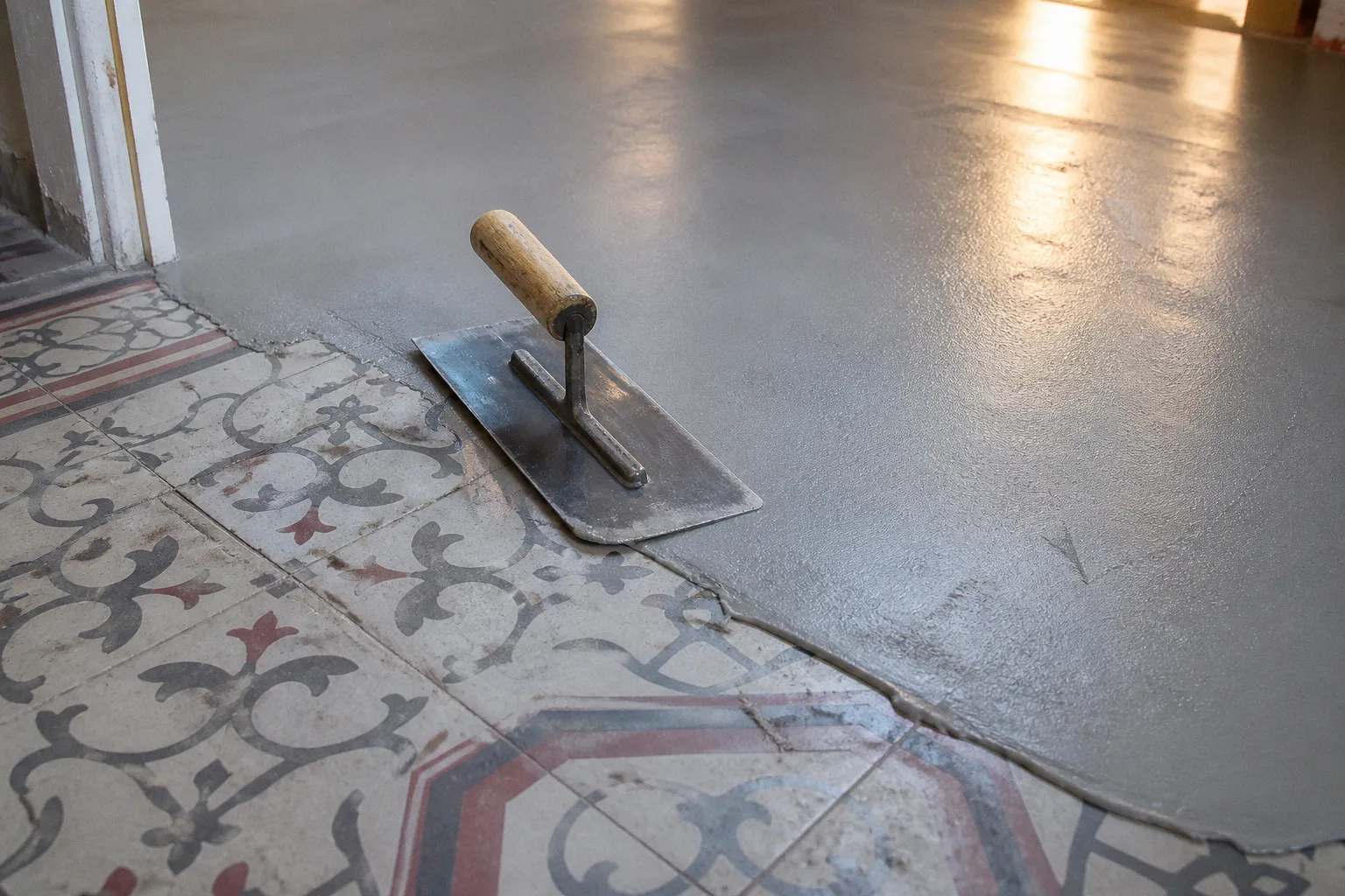 Béton ciré sur carrelage : le bilan de nos tests d'usure
