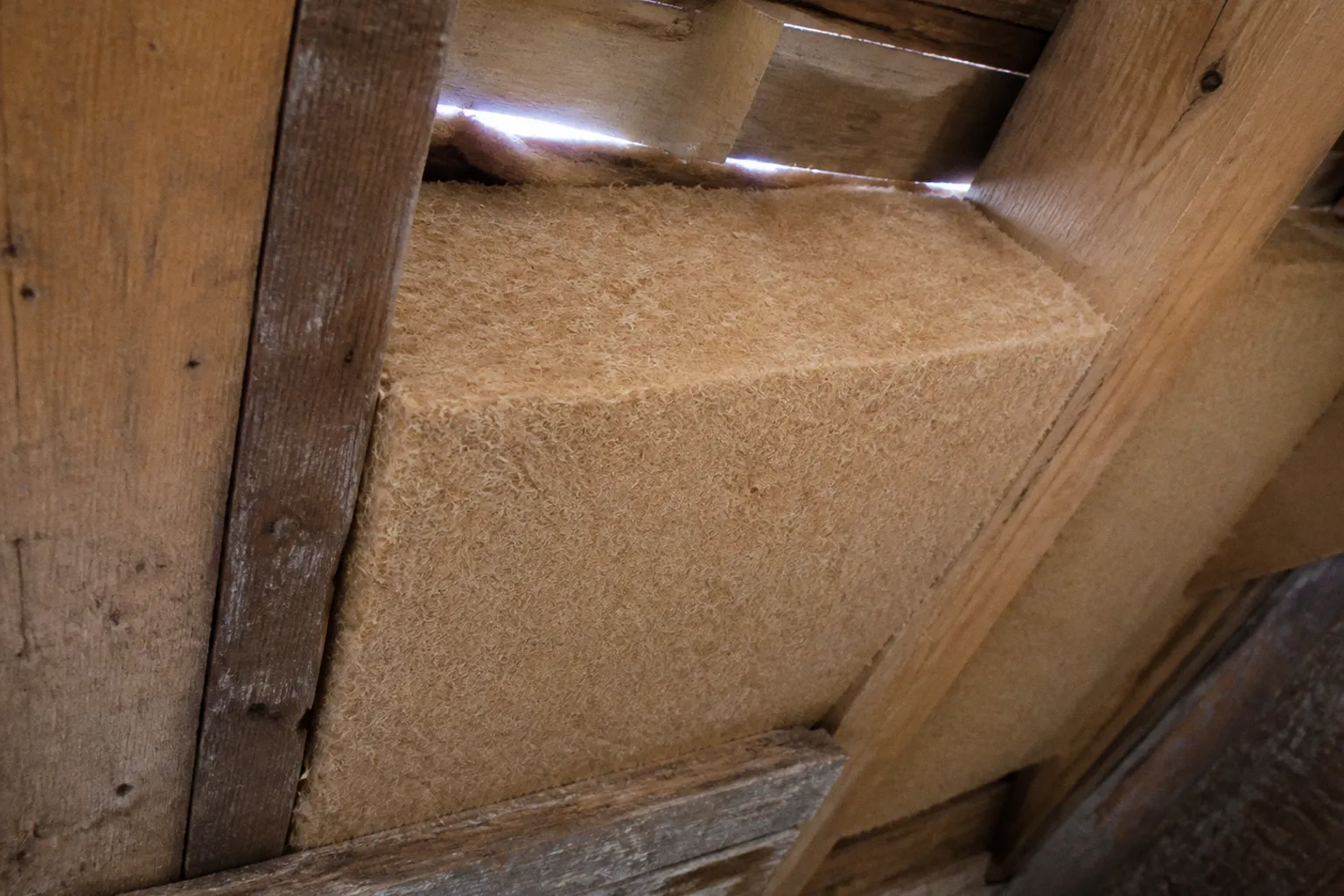 Fibre de bois sous rampant : un surcoût rentable ?